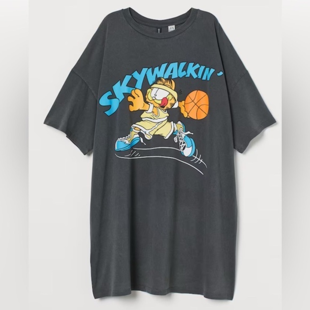 🏀 H&M/Garfield Skywalkin’. Basketball dribbling, yellow uniform/blue kicks.